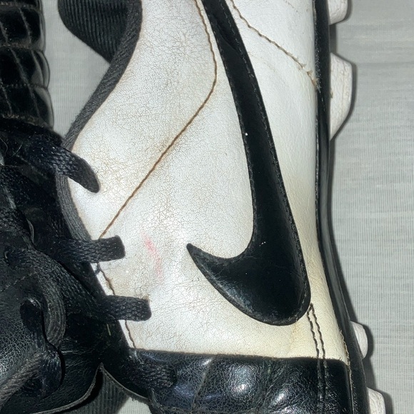Nike boys/ girls Tiempo soccer Cleats - some STAINS but good condition - Picture 11 of 16